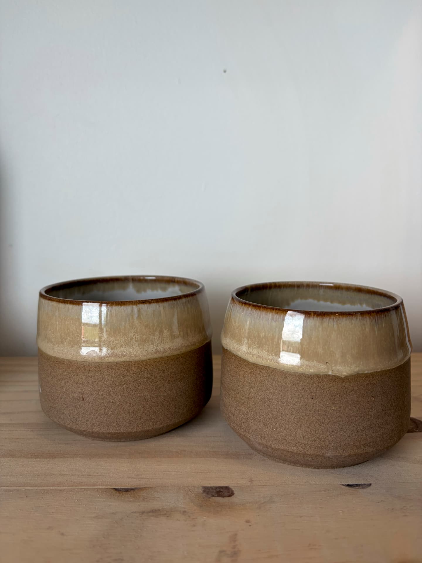 Mugs en grès émaillé